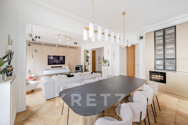 Bel appartement d'angle proche de la rue de Courcelles.