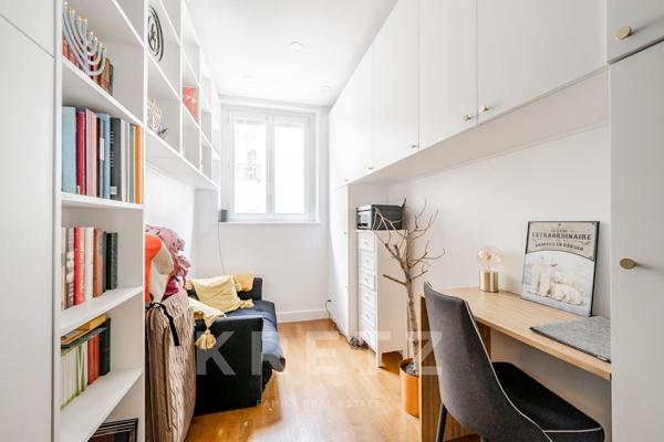 Bel appartement d'angle proche de la rue de Courcelles.