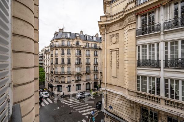 Bel appartement d'angle proche de la rue de Courcelles.