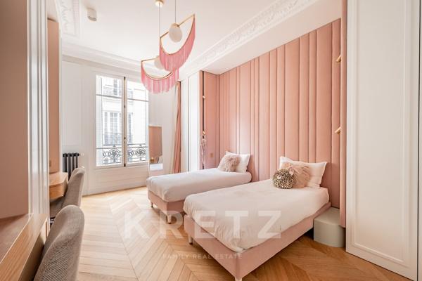 Bel appartement d'angle proche de la rue de Courcelles.