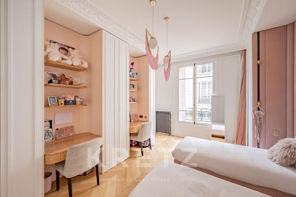 Bel appartement d'angle proche de la rue de Courcelles.