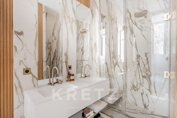 Bel appartement d'angle proche de la rue de Courcelles.