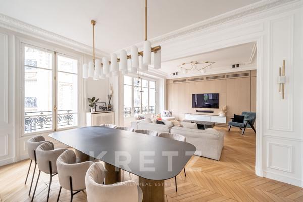 Bel appartement d'angle proche de la rue de Courcelles.