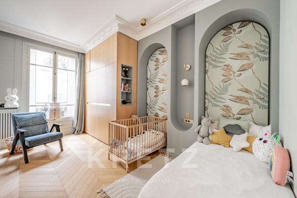 Bel appartement d'angle proche de la rue de Courcelles.