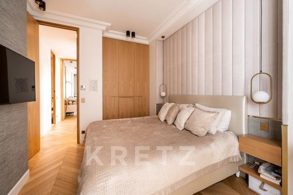 Bel appartement d'angle proche de la rue de Courcelles.