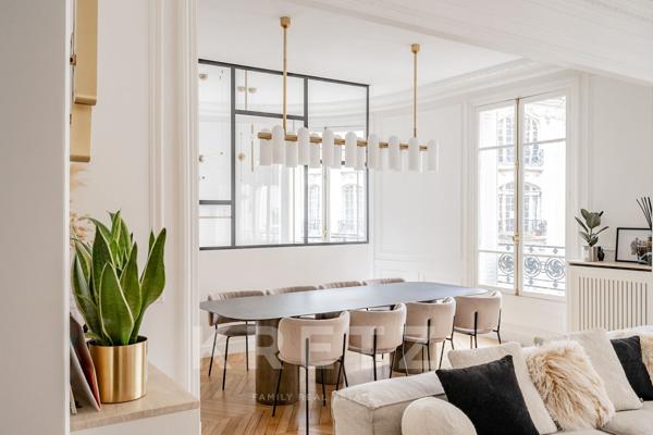 Bel appartement d'angle proche de la rue de Courcelles.