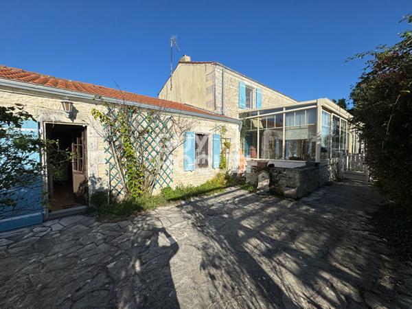 À 9 km de La Rochelle - Magnifique longère en pierre sur une parcelle de 2178m².