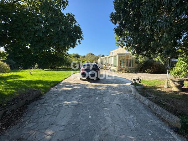 À 9 km de La Rochelle - Magnifique longère en pierre sur une parcelle de 2178m².