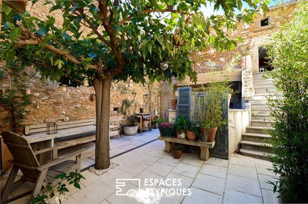 Maison de village au charme poétique, cour et bassin