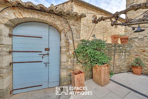 Maison de village au charme poétique, cour et bassin