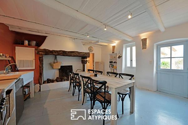 Maison de village au charme poétique, cour et bassin