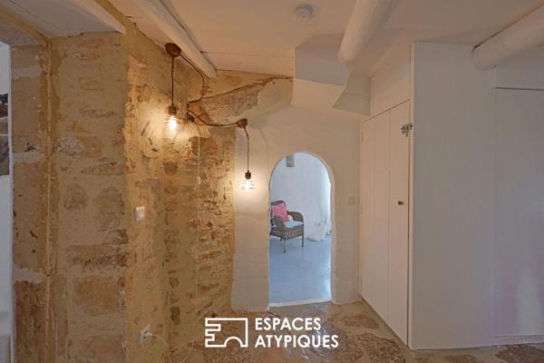 Maison de village au charme poétique, cour et bassin