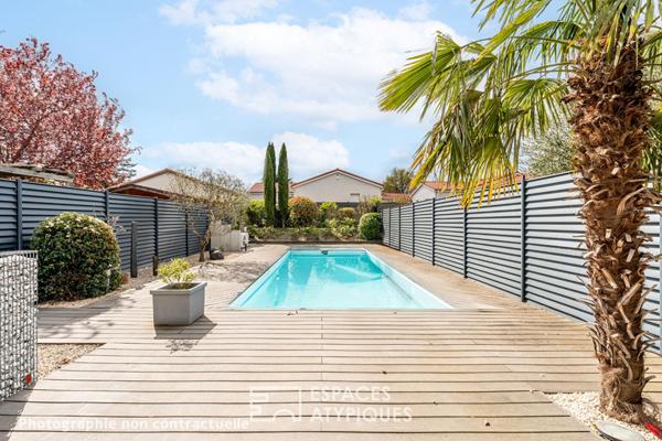 Loft de caractère avec terrasses et piscine dans une ancienne usine