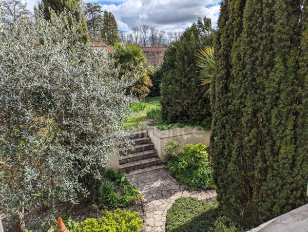 Dpt Charente (16), à vendre SEGONZAC maison avec jardin arboré et son appartement indépendant