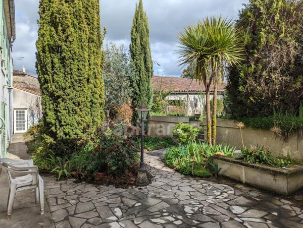 Dpt Charente (16), à vendre SEGONZAC maison avec jardin arboré et son appartement indépendant