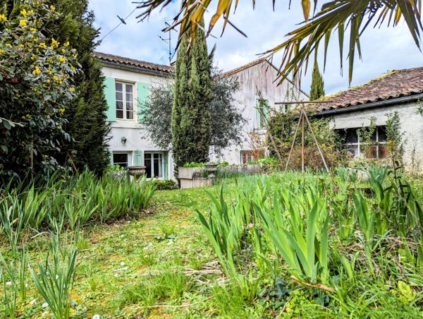 Dpt Charente (16), à vendre SEGONZAC maison avec jardin arboré et son appartement indépendant