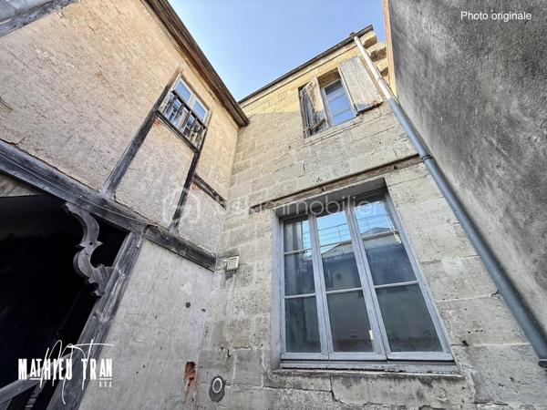 Découvrez cette charmante maison individuelle construite en 1945, située dans un environnement urbain où tranquillité et commodités se rencontrent. Parfaite pour ceux qui recherchent une vie pratique et confortable.

Avec ses 135 m² de surface habitable répartis en 5 pièces spacieuses, cette maison promet un confort optimal. Bien que non mitoyenne, elle conserve tout le charme d'une maison de campagne avec le confort de la proximité urbaine.

L'intérieur est agencé de manière à maximiser l'espace, offrant un séjour convivial, bien que la cuisine nécessite peut-être une touche personnelle. La maison dispose d’un toit terrasse ainsi que d’un patio. 

À quelques pas des commodités (transports, commerces, écoles), ce bien, bien qu'il ne bénéficie pas de jardin ou de vue dégagée, reste un excellent choix pour une première acquisition immobilière. 

Ne manquez pas cette opportunité unique de vivre dans une maison au style intemporel. 

Pour plus d'informations, contactez Mathieu Tran, agent mandataire, et laissez-vous séduire par cette belle découverte.
