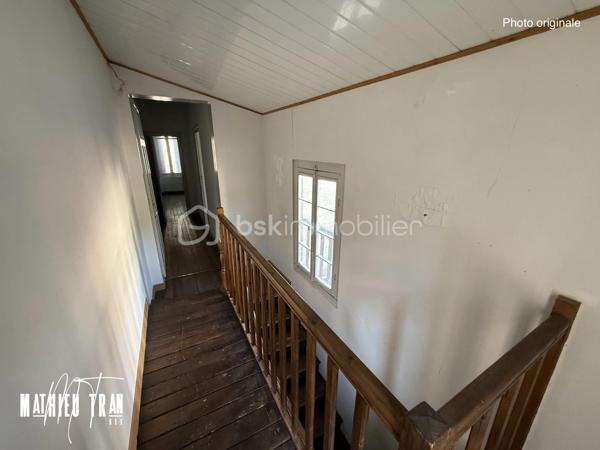 Découvrez cette charmante maison individuelle construite en 1945, située dans un environnement urbain où tranquillité et commodités se rencontrent. Parfaite pour ceux qui recherchent une vie pratique et confortable.

Avec ses 135 m² de surface habitable répartis en 5 pièces spacieuses, cette maison promet un confort optimal. Bien que non mitoyenne, elle conserve tout le charme d'une maison de campagne avec le confort de la proximité urbaine.

L'intérieur est agencé de manière à maximiser l'espace, offrant un séjour convivial, bien que la cuisine nécessite peut-être une touche personnelle. La maison dispose d’un toit terrasse ainsi que d’un patio. 

À quelques pas des commodités (transports, commerces, écoles), ce bien, bien qu'il ne bénéficie pas de jardin ou de vue dégagée, reste un excellent choix pour une première acquisition immobilière. 

Ne manquez pas cette opportunité unique de vivre dans une maison au style intemporel. 

Pour plus d'informations, contactez Mathieu Tran, agent mandataire, et laissez-vous séduire par cette belle découverte.