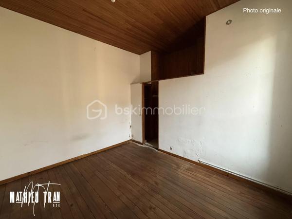 Découvrez cette charmante maison individuelle construite en 1945, située dans un environnement urbain où tranquillité et commodités se rencontrent. Parfaite pour ceux qui recherchent une vie pratique et confortable.

Avec ses 135 m² de surface habitable répartis en 5 pièces spacieuses, cette maison promet un confort optimal. Bien que non mitoyenne, elle conserve tout le charme d'une maison de campagne avec le confort de la proximité urbaine.

L'intérieur est agencé de manière à maximiser l'espace, offrant un séjour convivial, bien que la cuisine nécessite peut-être une touche personnelle. La maison dispose d’un toit terrasse ainsi que d’un patio. 

À quelques pas des commodités (transports, commerces, écoles), ce bien, bien qu'il ne bénéficie pas de jardin ou de vue dégagée, reste un excellent choix pour une première acquisition immobilière. 

Ne manquez pas cette opportunité unique de vivre dans une maison au style intemporel. 

Pour plus d'informations, contactez Mathieu Tran, agent mandataire, et laissez-vous séduire par cette belle découverte.