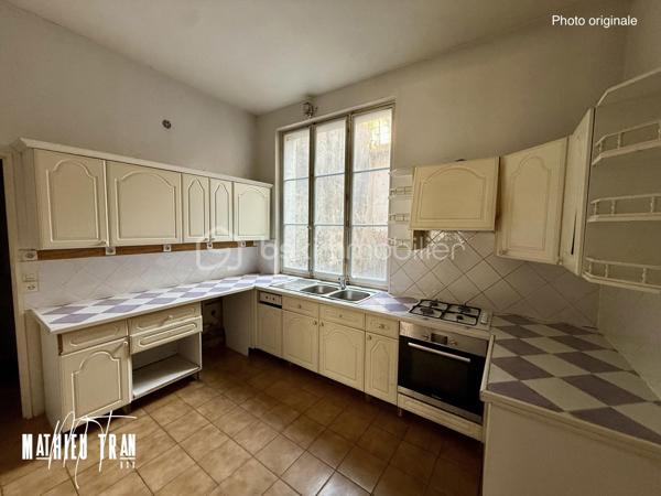Découvrez cette charmante maison individuelle construite en 1945, située dans un environnement urbain où tranquillité et commodités se rencontrent. Parfaite pour ceux qui recherchent une vie pratique et confortable.

Avec ses 135 m² de surface habitable répartis en 5 pièces spacieuses, cette maison promet un confort optimal. Bien que non mitoyenne, elle conserve tout le charme d'une maison de campagne avec le confort de la proximité urbaine.

L'intérieur est agencé de manière à maximiser l'espace, offrant un séjour convivial, bien que la cuisine nécessite peut-être une touche personnelle. La maison dispose d’un toit terrasse ainsi que d’un patio. 

À quelques pas des commodités (transports, commerces, écoles), ce bien, bien qu'il ne bénéficie pas de jardin ou de vue dégagée, reste un excellent choix pour une première acquisition immobilière. 

Ne manquez pas cette opportunité unique de vivre dans une maison au style intemporel. 

Pour plus d'informations, contactez Mathieu Tran, agent mandataire, et laissez-vous séduire par cette belle découverte.