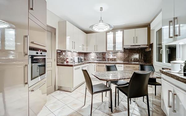 Maison à vendre    5 pièces • 182 m2 Saint-Raphaël