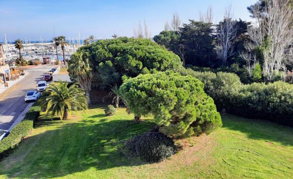 Appartement traversant avec terrasse vue mer