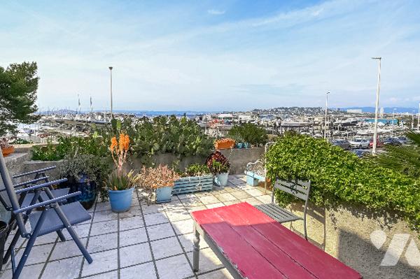 Bien atypique : appartement en longère d'une surface de 133 m² avec jardin, terrasse et box-garage