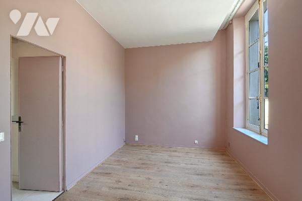 Bien atypique : appartement en longère d'une surface de 133 m² avec jardin, terrasse et box-garage