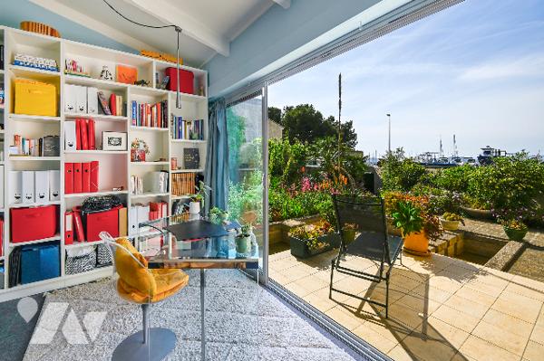 Bien atypique : appartement en longère d'une surface de 133 m² avec jardin, terrasse et box-garage