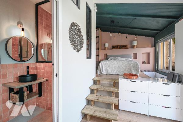 Bien atypique : appartement en longère d'une surface de 133 m² avec jardin, terrasse et box-garage