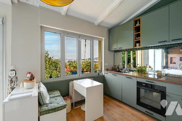 Bien atypique : appartement en longère d'une surface de 133 m² avec jardin, terrasse et box-garage