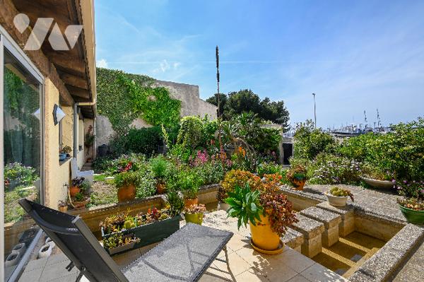 Bien atypique : appartement en longère d'une surface de 133 m² avec jardin, terrasse et box-garage