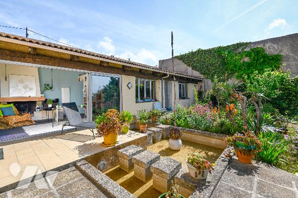 Bien atypique : appartement en longère d'une surface de 133 m² avec jardin, terrasse et box-garage