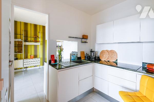 Bien atypique : appartement en longère d'une surface de 133 m² avec jardin, terrasse et box-garage