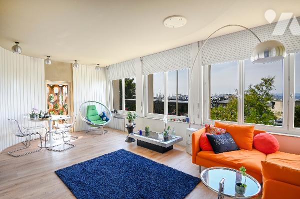 Bien atypique : appartement en longère d'une surface de 133 m² avec jardin, terrasse et box-garage