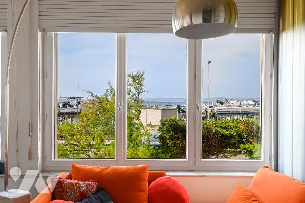 Bien atypique : appartement en longère d'une surface de 133 m² avec jardin, terrasse et box-garage