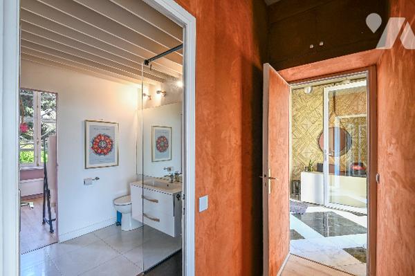 Bien atypique : appartement en longère d'une surface de 133 m² avec jardin, terrasse et box-garage