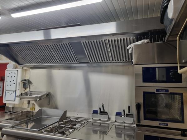 FONDS DE COMMERCE BAR RESTAURANT : Une institution conviviale à fort potentiel… de belles soirées à inventer !