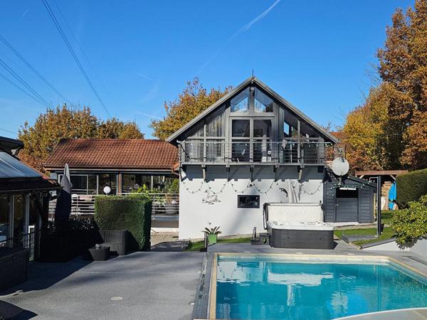 Propriété de loisirs avec piscine, jacuzzi, Sauna, plus de 3 400m2, 14 pièces 1 maison principale, 2 chalets, 1 mobil-home