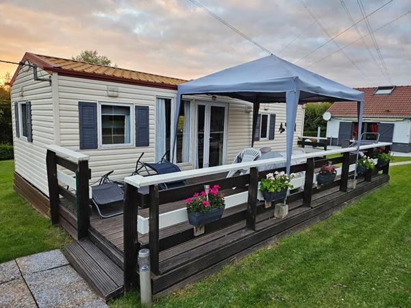 Propriété de loisirs avec piscine, jacuzzi, Sauna, plus de 3 400m2, 14 pièces 1 maison principale, 2 chalets, 1 mobil-home