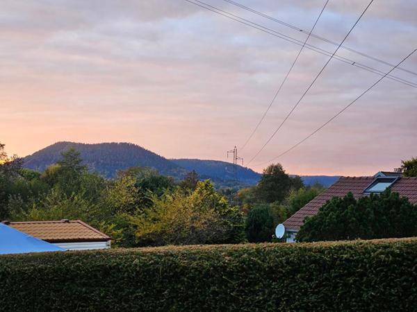 Propriété de loisirs avec piscine, jacuzzi, Sauna, plus de 3 400m2, 14 pièces 1 maison principale, 2 chalets, 1 mobil-home