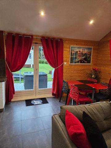 Propriété de loisirs avec piscine, jacuzzi, Sauna, plus de 3 400m2, 14 pièces 1 maison principale, 2 chalets, 1 mobil-home