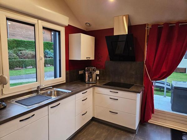 Propriété de loisirs avec piscine, jacuzzi, Sauna, plus de 3 400m2, 14 pièces 1 maison principale, 2 chalets, 1 mobil-home