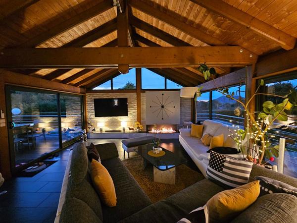 Propriété de loisirs avec piscine, jacuzzi, Sauna, plus de 3 400m2, 14 pièces 1 maison principale, 2 chalets, 1 mobil-home