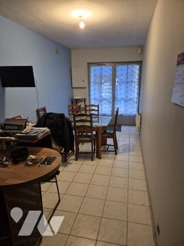 MAISON D'HABITATION EN CENTRE VILLE AVEC COUR