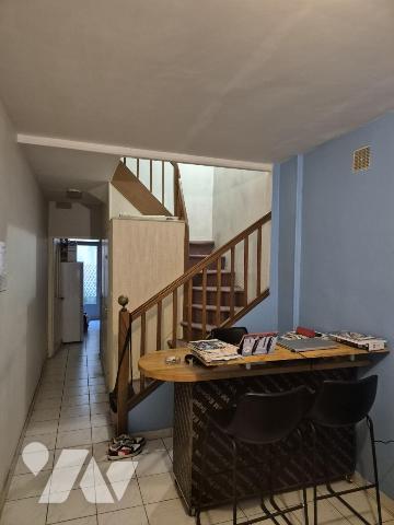 MAISON D'HABITATION EN CENTRE VILLE AVEC COUR