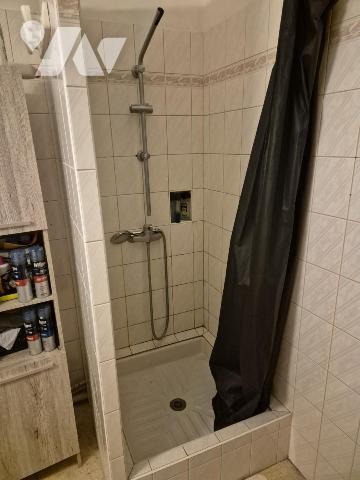 MAISON D'HABITATION EN CENTRE VILLE AVEC COUR