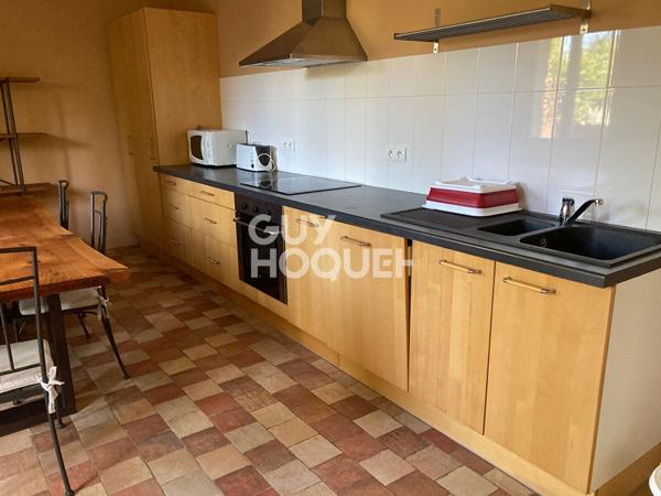 LOCATION MEUBLE appartement 85m² 3 chambres avec petit jardin et terrasse .