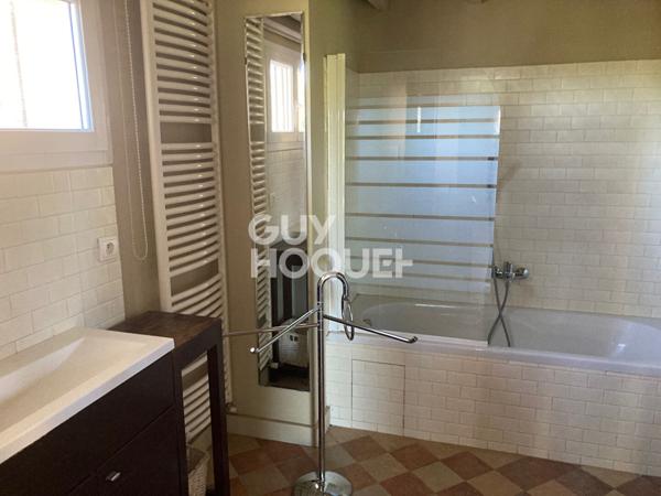 LOCATION MEUBLE appartement 85m² 3 chambres avec petit jardin et terrasse .