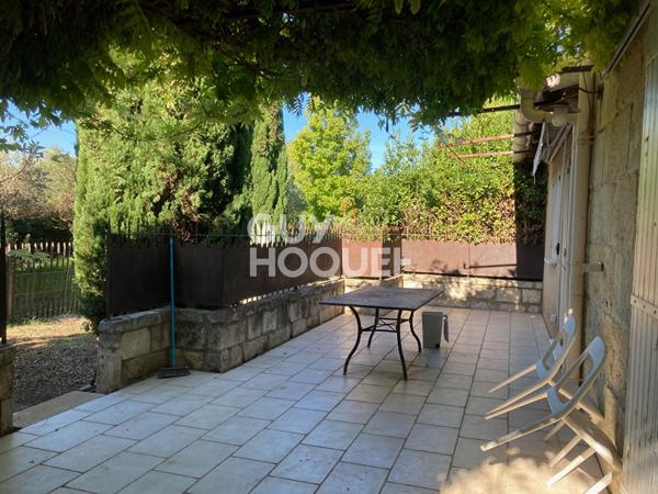 LOCATION MEUBLE appartement 85m² 3 chambres avec petit jardin et terrasse .